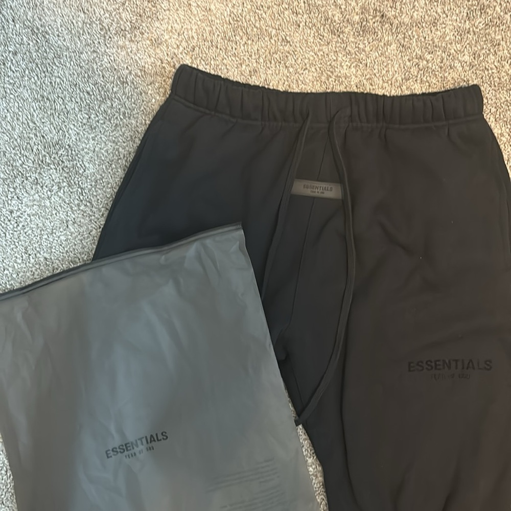FEAR OF GOD ESSENTIALS SWEATS (BLACK)